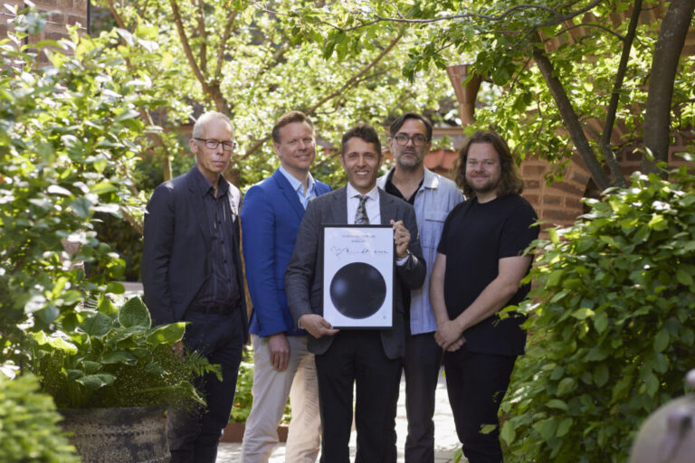 Winner of the Food Planet Prize 2025, NitroCapt, represented by Gustaf Forsberg, CEO and Founder, Björn Lindh, Strategy Director, and Adam Rosenholm, CFO, posing with the winner's diploma together with the Co-Chairs of the Food Planet Prize jury: Johan Rockström (left), Director of the Potsdam Institute for Climate Impact Research, and Magnus Nilsson (right), Michelin Star Chef, organic apple farmer and Director-General of the Curt Bergfors Foundation.